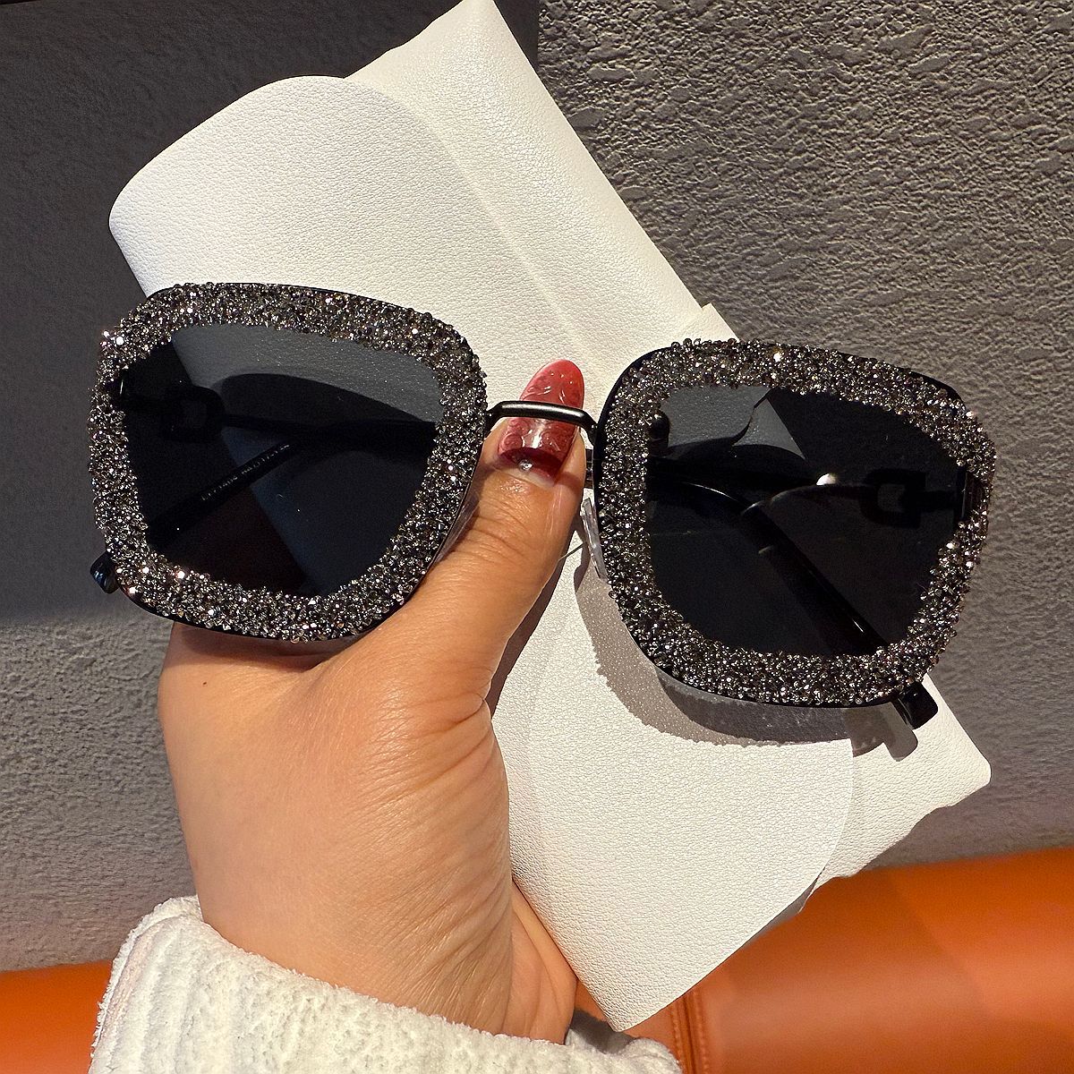 Damen Glamouröse Sonnenbrille mit funkelndem Strassbesatz Karnz