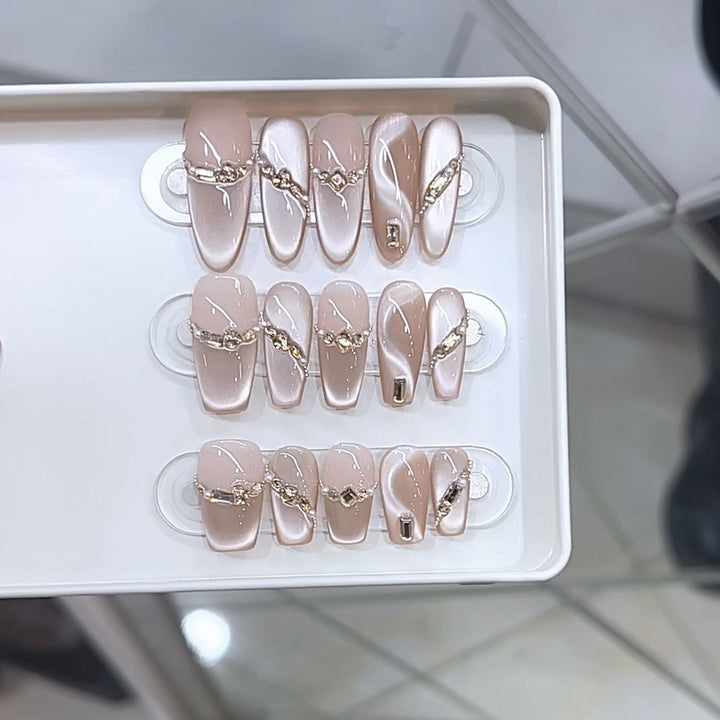 Stilvolles Druck-On-Nagelset mit Strassakzenten Karnz
