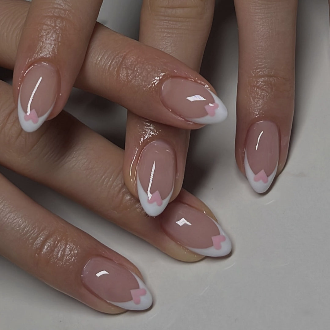 Künstliche Nagelkunst mit verspielten Punkten und Schleifen Karnz