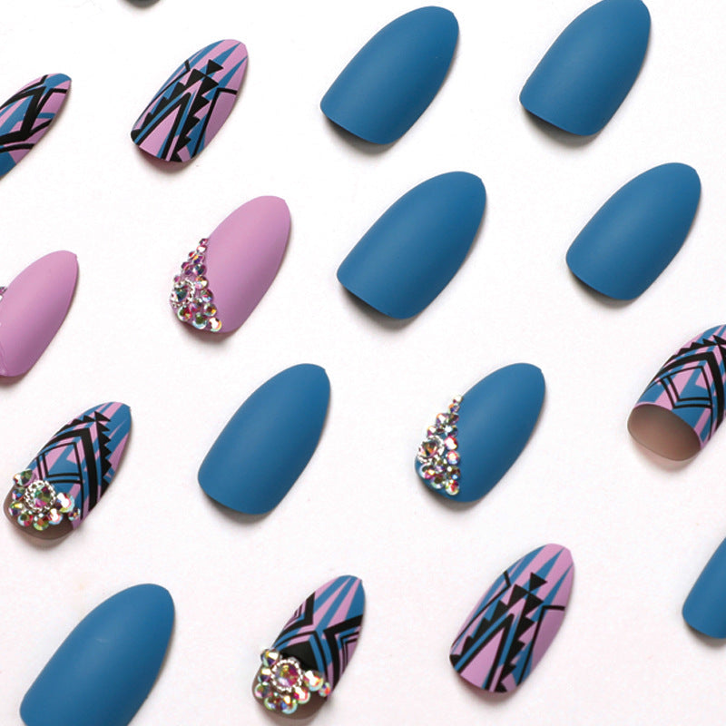 Kunstvolle Stiletto-Nägel mit modernen geometrischen Designs und Strassverzierungen Karnz
