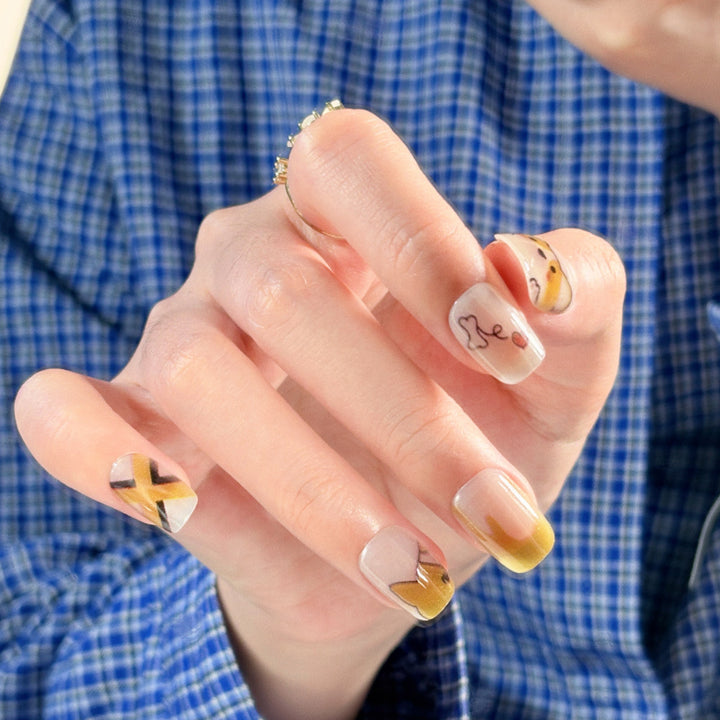 Künstlerisches Press-On-Nagelset mit floralen und glänzenden Akzenten Karnz