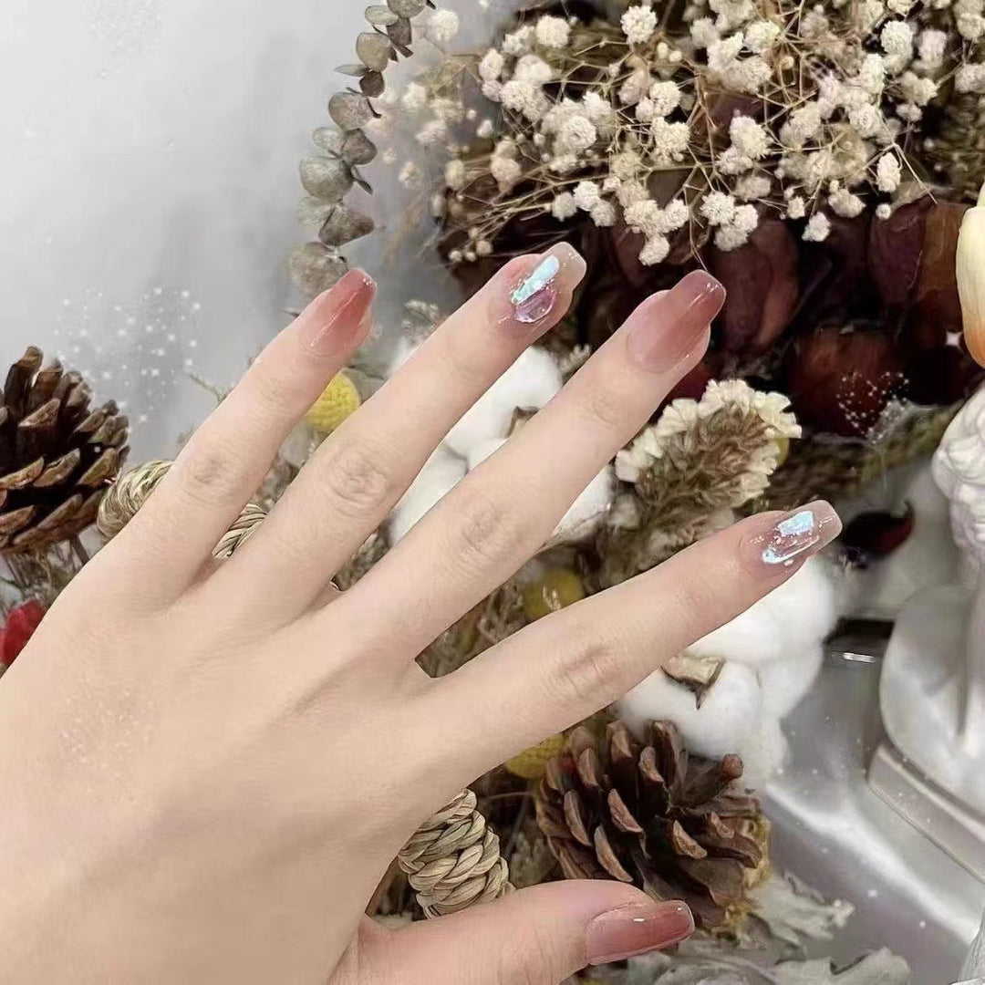 Künstlerisches Druck-Nagelset mit einzigartigen Akzentdesigns