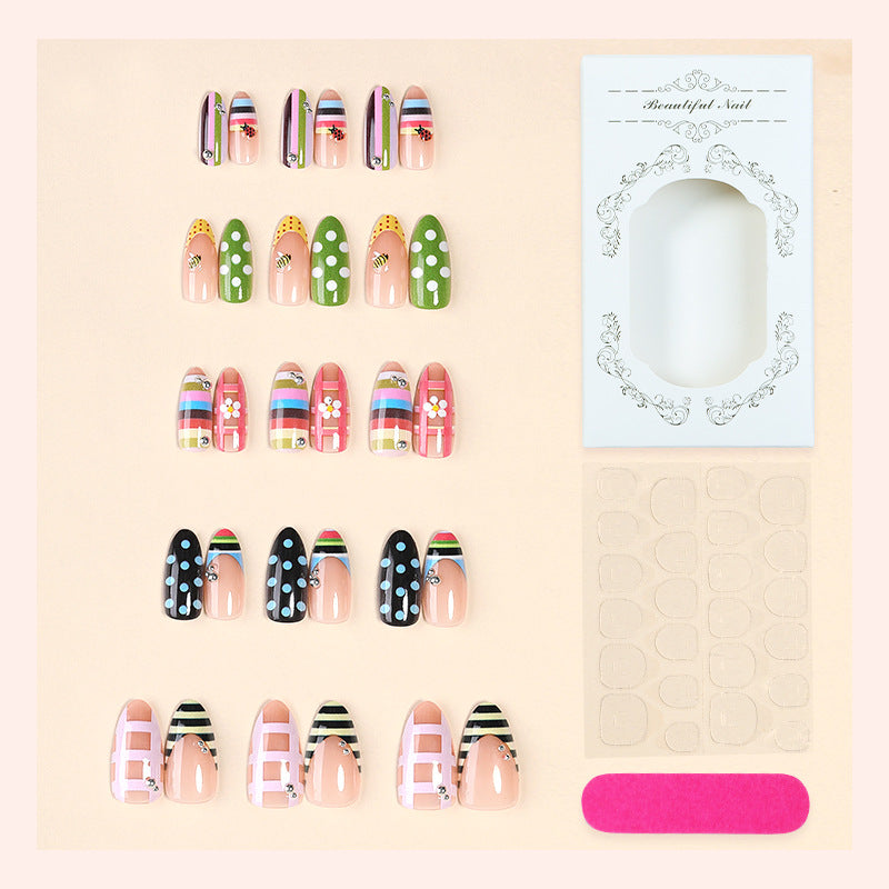 Dekorativer Press-On Nagelset mit einzigartigen Designs Karnz
