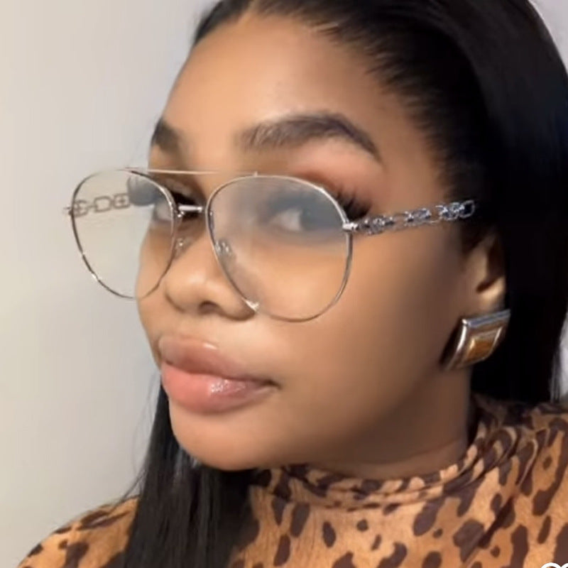 Damen auffällige Sonnenbrille mit luxuriösem Kettendetail und polarisierten Gläsern Karnz