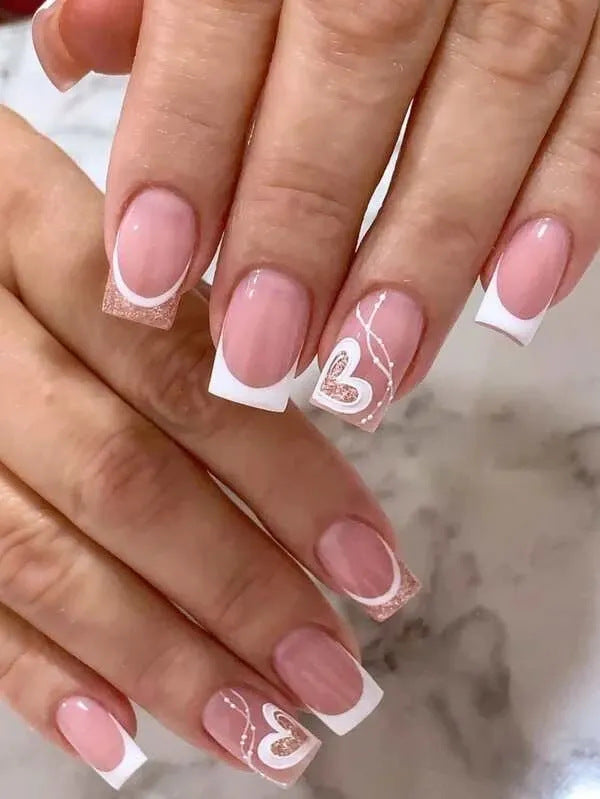 Elegantes herzverziertes Nagelkunstdesign Karnz
