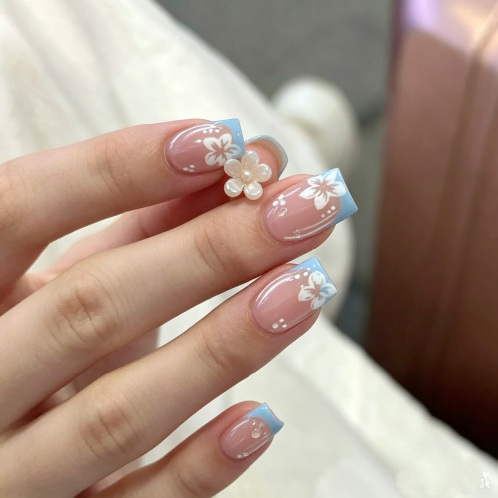 Kunstnägel mit Blumigen Akzenten Karnz