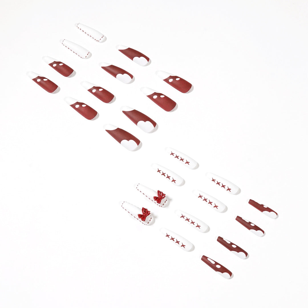 Kunstvolle Stiletto-Nägel mit Dekor und Glitzer Karnz