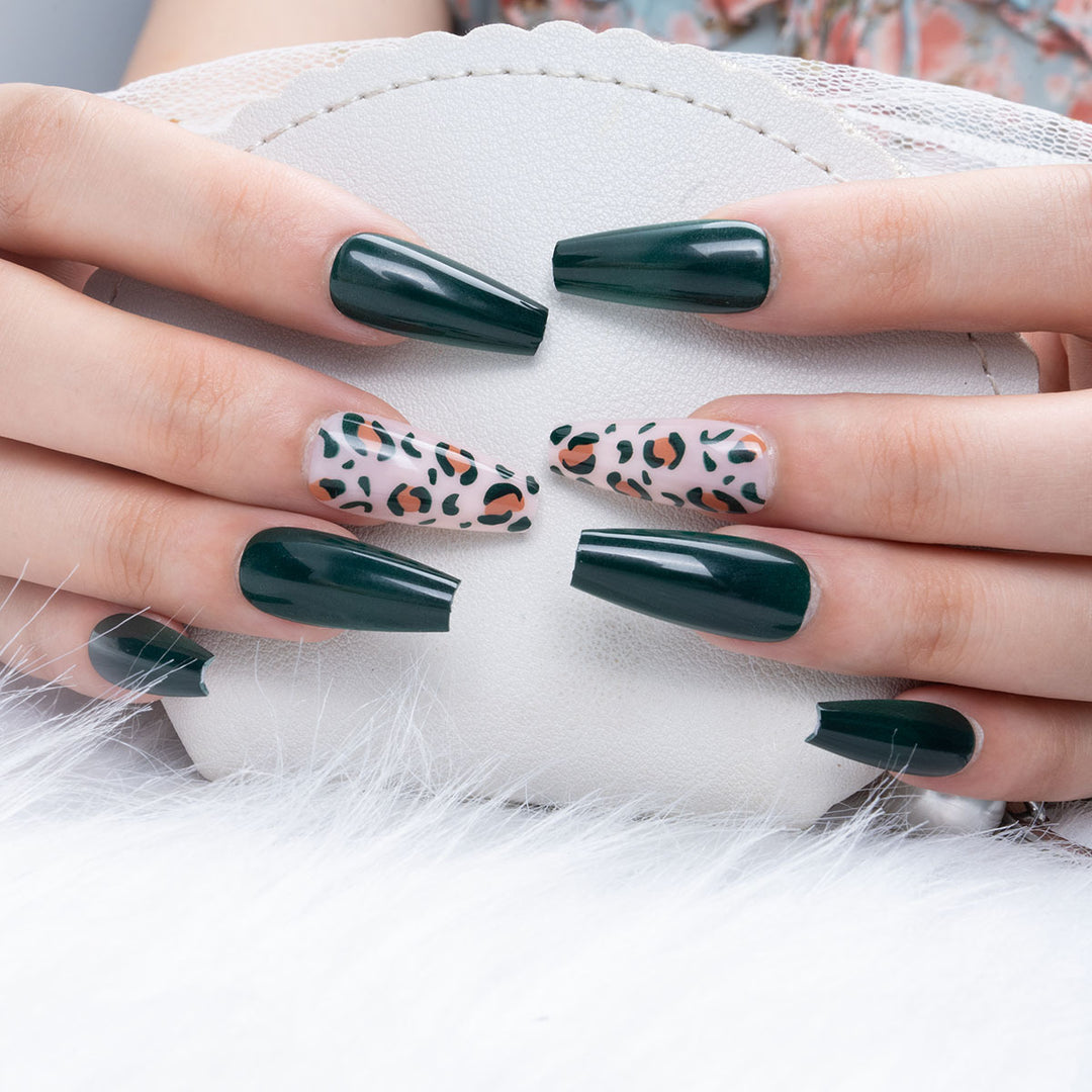 Stylisches Aufkleben Nageldesign