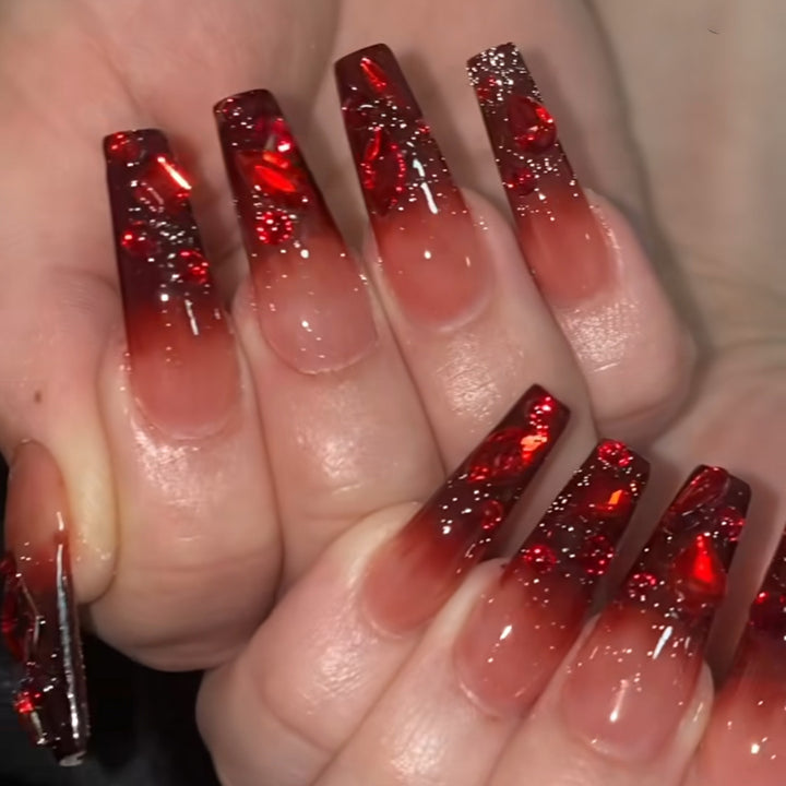 Glamouröse Nagelkunst mit Kristall-Design Karnz