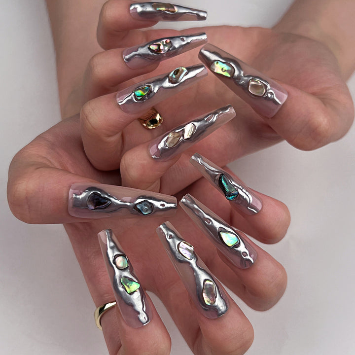 Kunstvolle Stiletto-Nägel mit holografischem Glanz Karnz