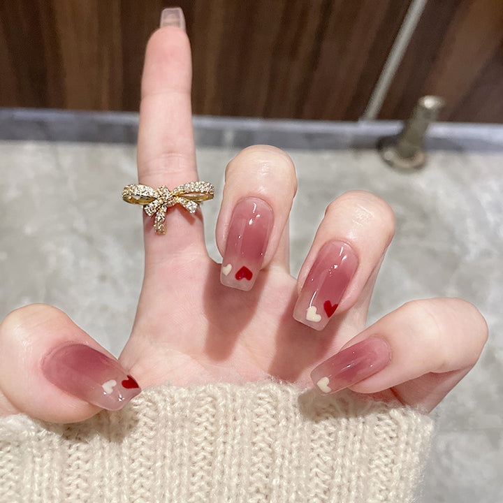 Glamouröse Kunstfingernägel mit Herz-Design und Glitzernden Akzenten Karnz
