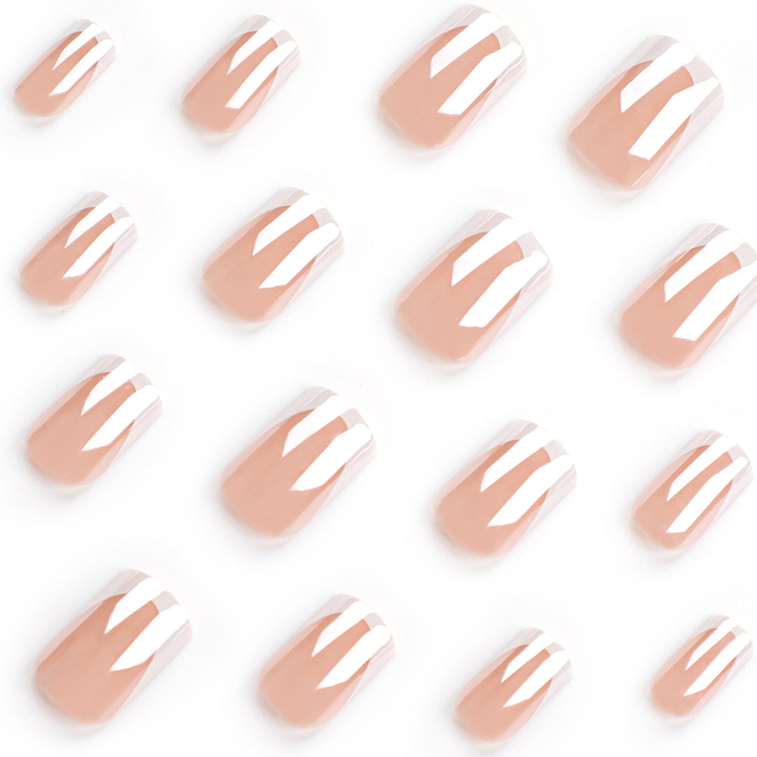 Elegante Nagelkunst mit French-Spitze Karnz