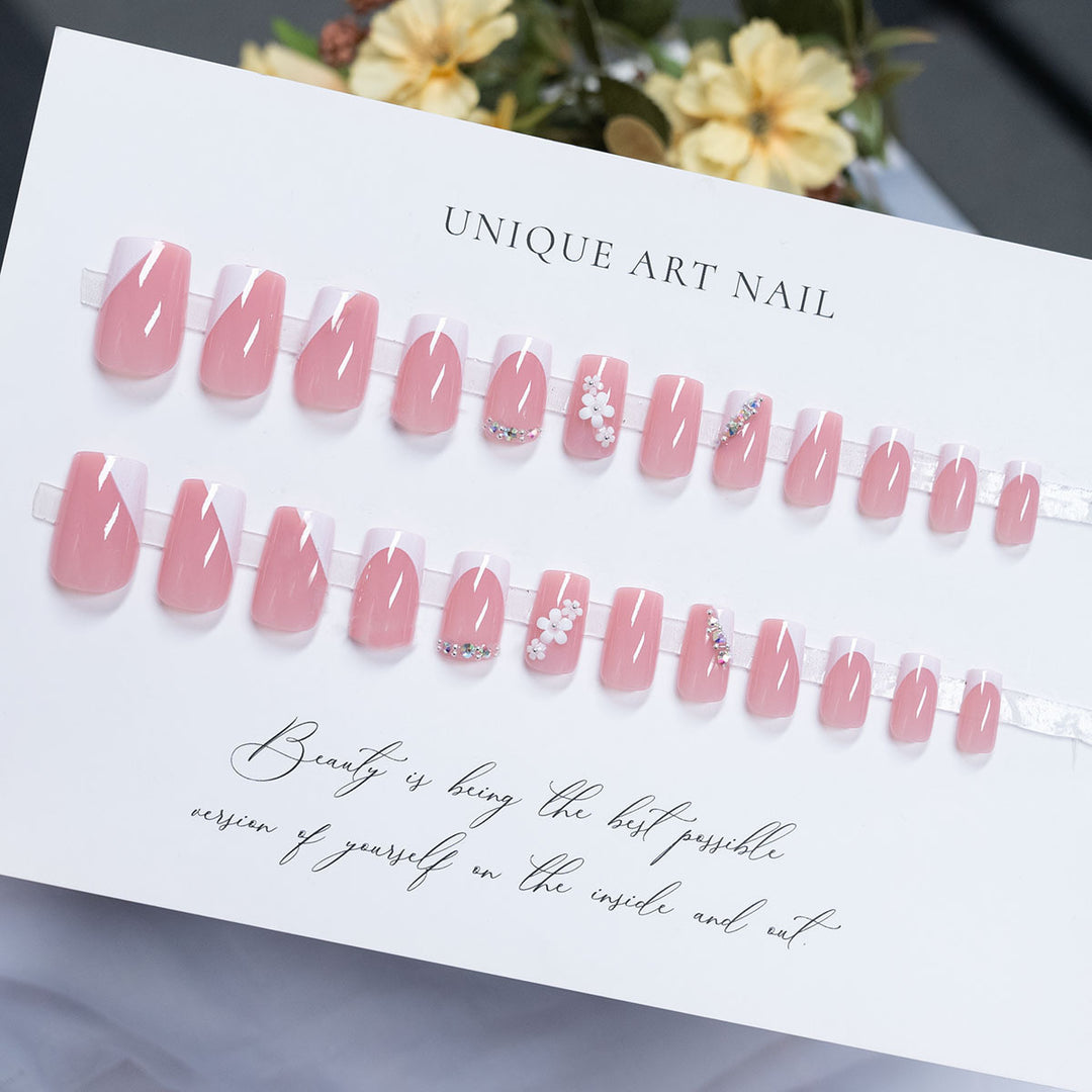 Dekoratives Press-On-Nagelkunst-Set mit Blumen- und Strassakzenten