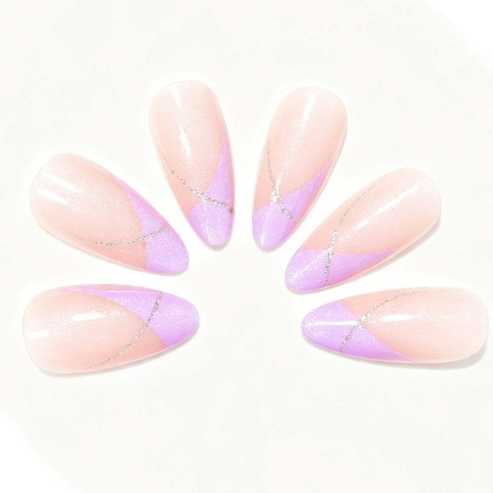 Stiletto-Nagelkunst-Tips mit goldenen Akzenten Karnz