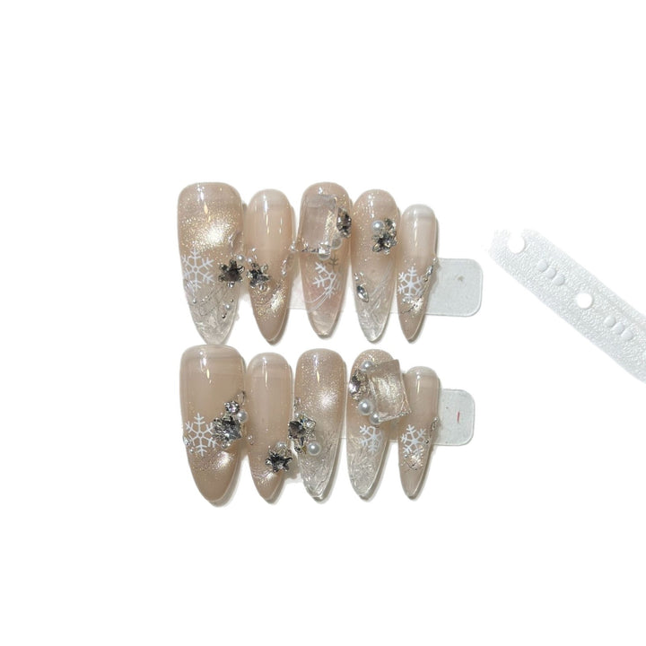 Schneeflocken-inspirierte Stiletto Press-On Nagelset Karnz