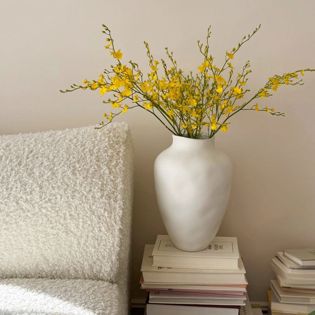 Minimalistische hohe Keramikbodenvase mit schmalem Hals