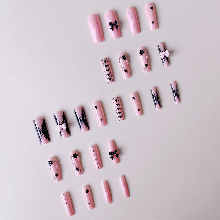 Kunstnagelset mit verspielten 3D-Rosen und eleganten Akzenten Karnz