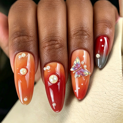 Kunstvoller Nagelkunst mit Perlen und Schmetterlingsdetails Karnz