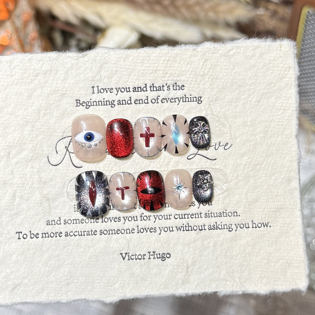 Künstlerisches Press-On Nail Design Set mit einzigartigen symbolischen Akzenten Karnz