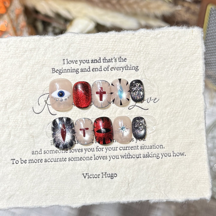 Künstlerisches Press-On Nail Design Set mit einzigartigen symbolischen Akzenten Karnz