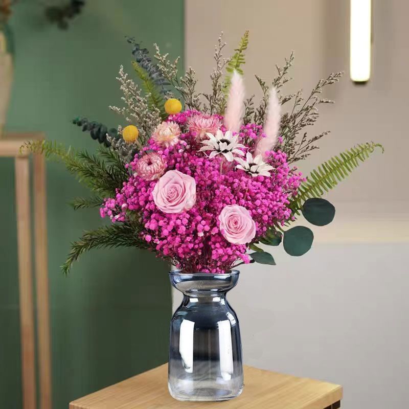 Dekorativer Trockenblumenstrauß Arrangement