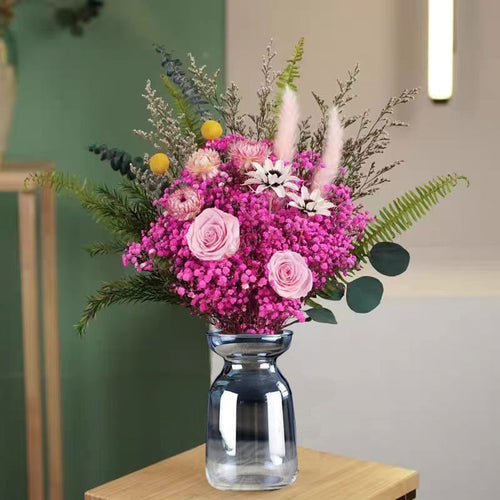 Dekorativer Trockenblumenstrauß Arrangement