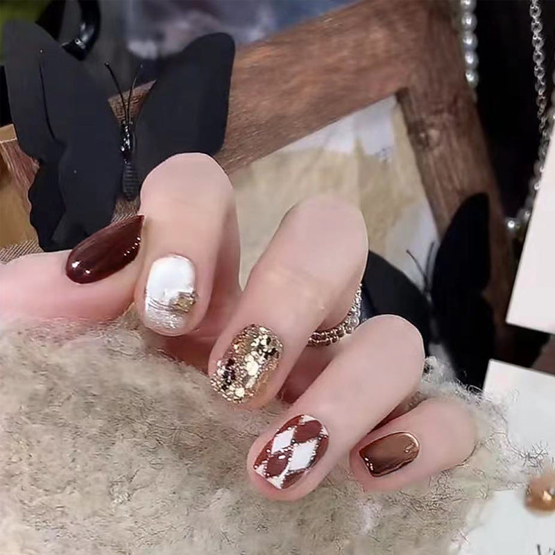 Künstliche Nagelspitzen mit glamourösen Details Karnz