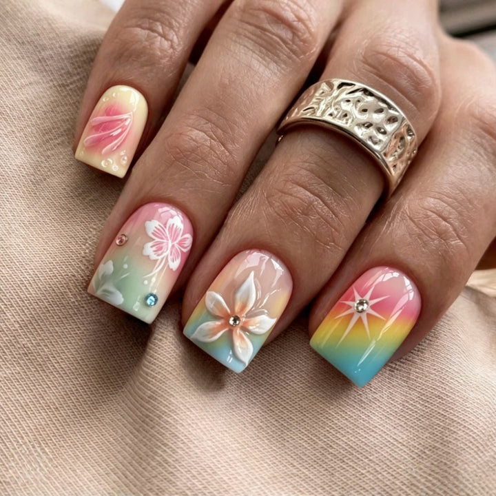 Kunstnägel im lebhaften floralem Design mit Glitzerakzenten Karnz