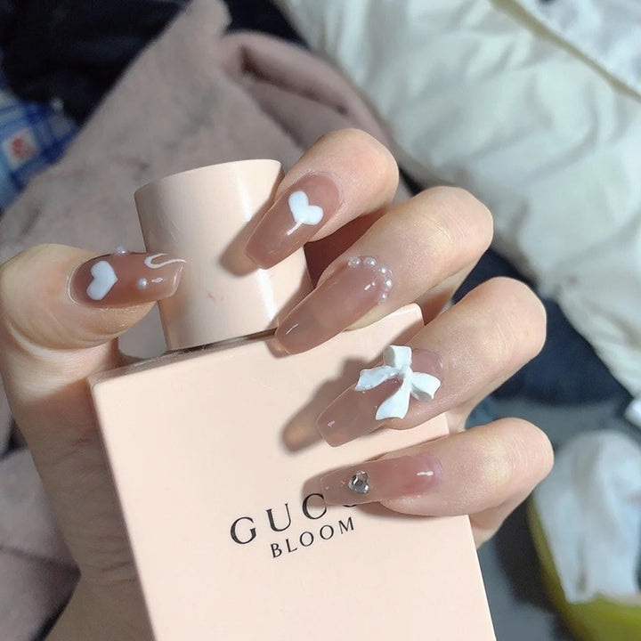 Glamouröse Kunstfingernägel mit Herz-Design und Glitzernden Akzenten Karnz