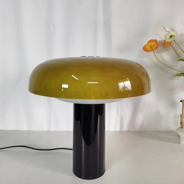 Moderne geschwungene Tischlampe