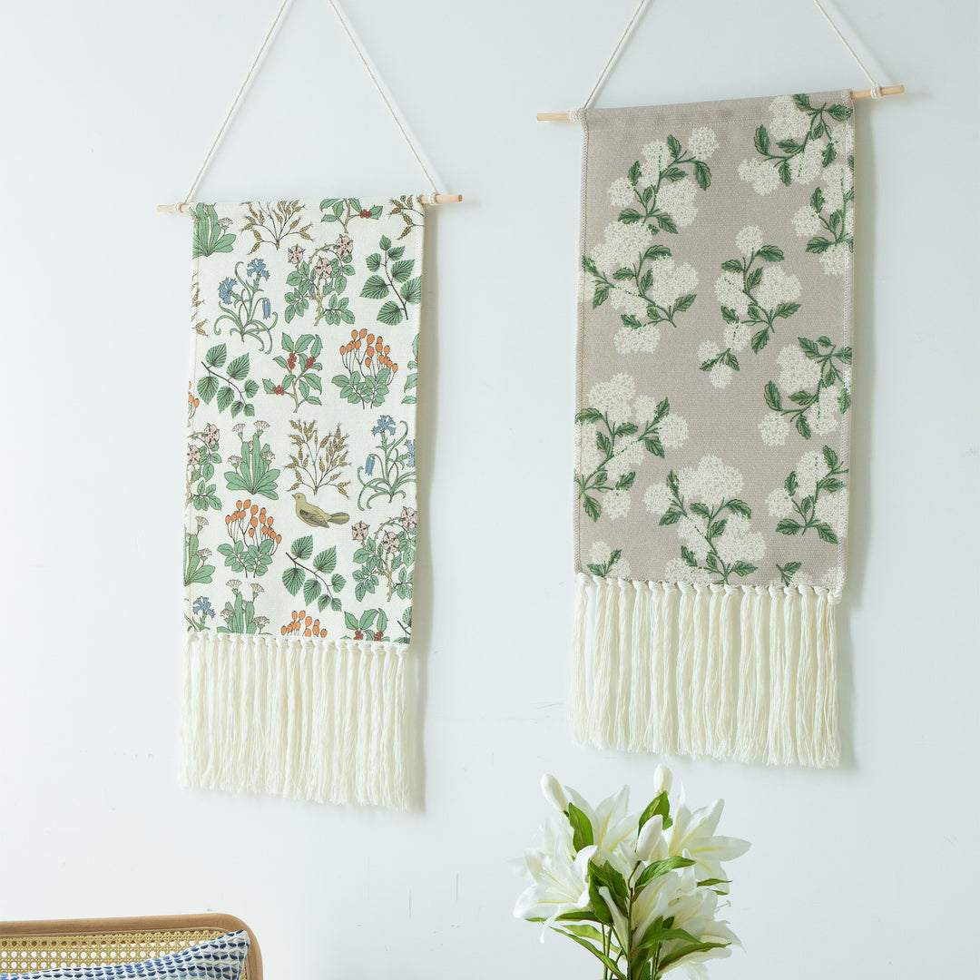 Gewebter Wandbehang mit floraler Jacquardstruktur und langen Fransen Karnz