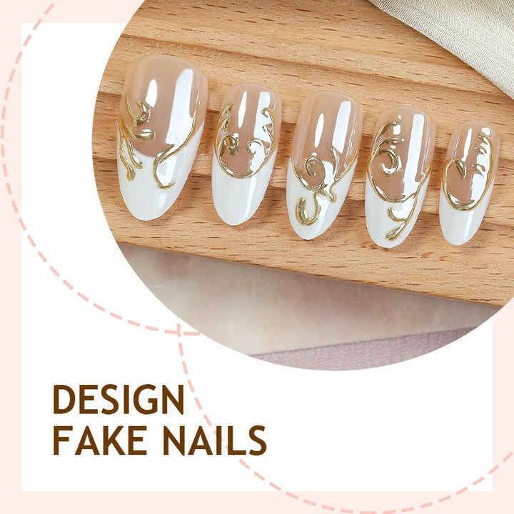 Kunstnagelset mit eleganten goldenen Applikationen Karnz