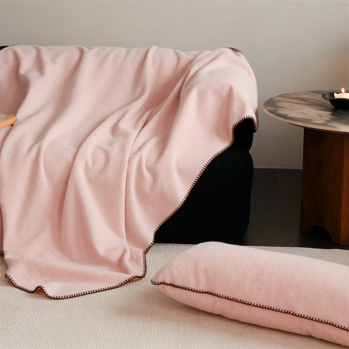 Premium-Wollplaid mit feiner Handstich-Kante und besonders weichem Fall