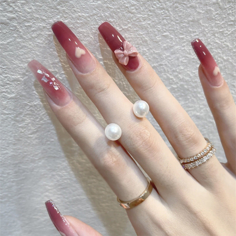 Künstlerisches Press-On-Nagelset mit blumigen Akzenten