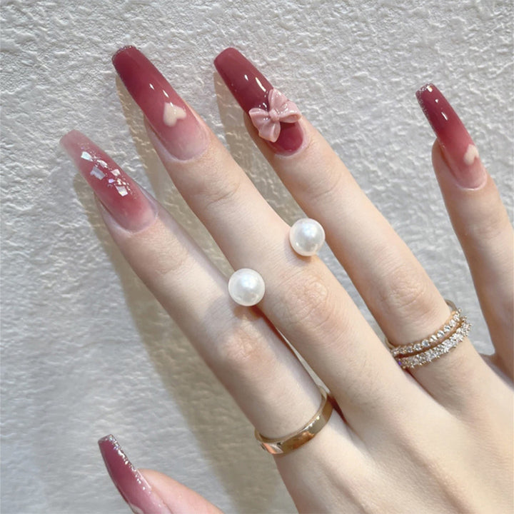 Künstlerisches Press-On-Nagelset mit blumigen Akzenten