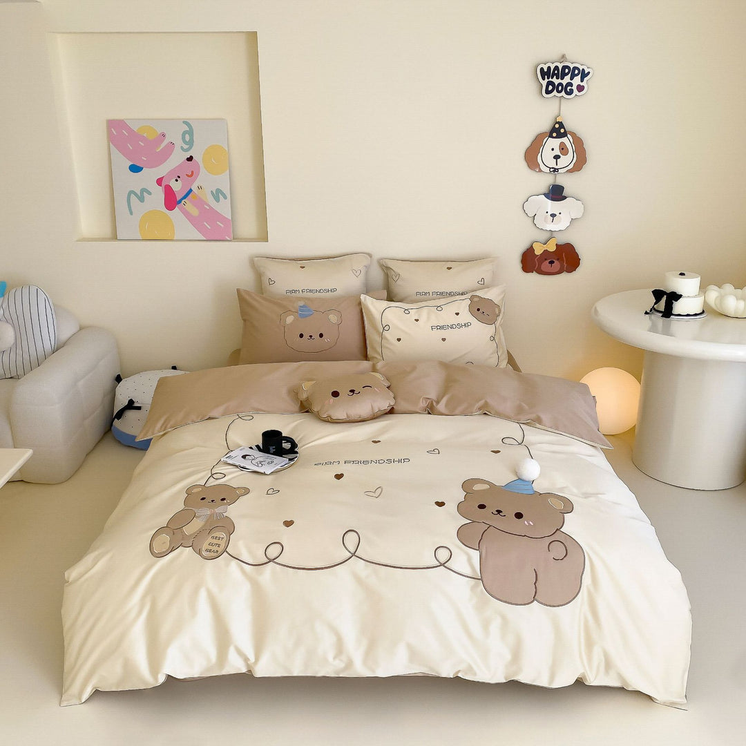 Niedliches Baumwollsatin-Bettwäsche-Set mit Teddybär-Applikation und Zierkissen