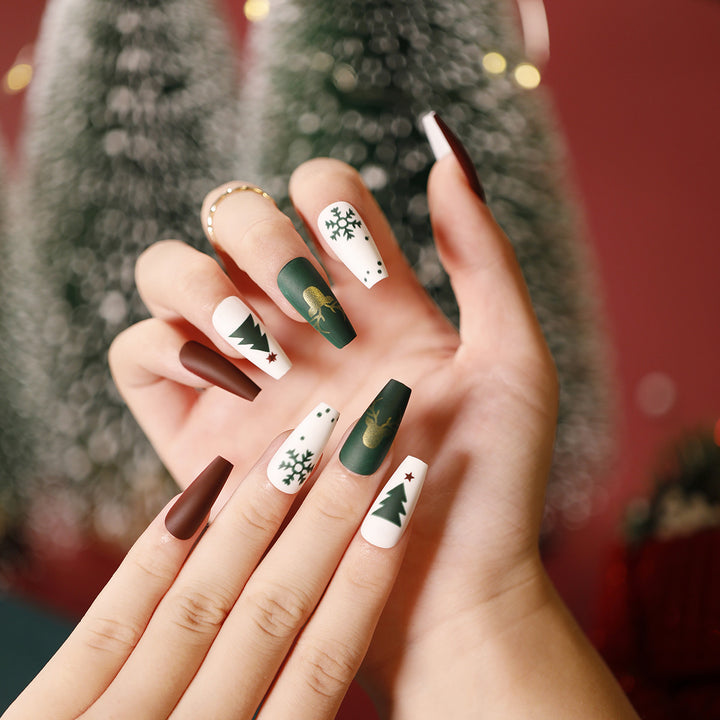 Elegante Acryl-Nägel mit goldenen Akzenten Karnz
