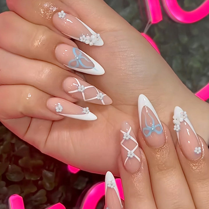 Elegante Kunstnägel mit floralen und dekorativen Details Karnz