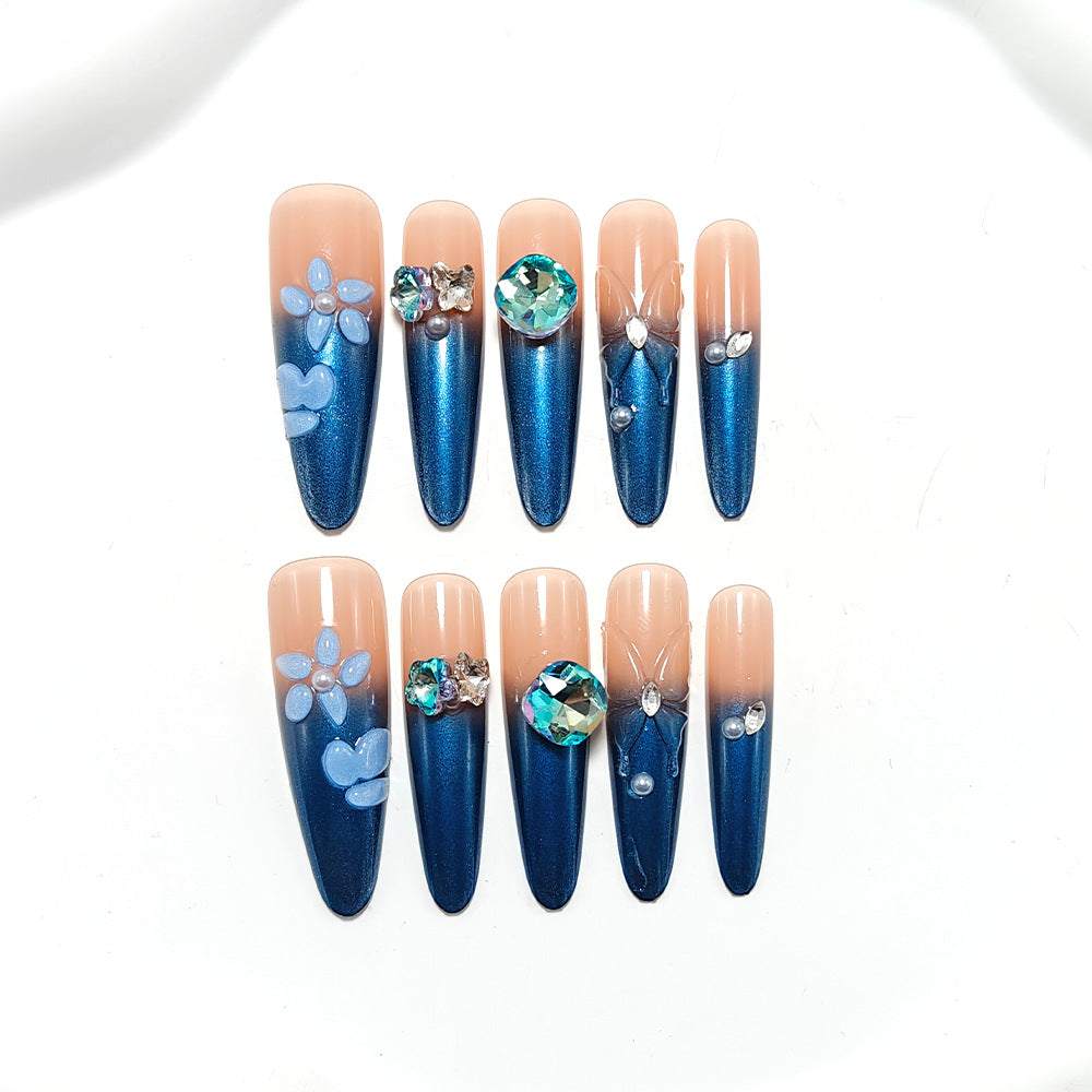 Kunstnägel Im Eleganten Design mit Kunstvollen Verzierungen und Glitzerakzenten Karnz
