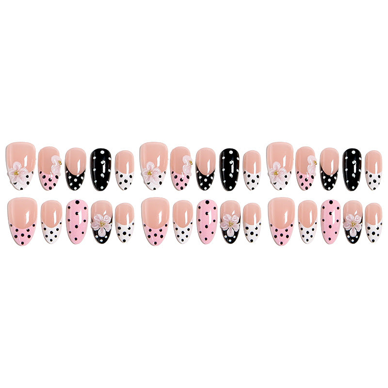 Kunstnagelset mit blumigen Akzenten und eleganten Punkten Karnz
