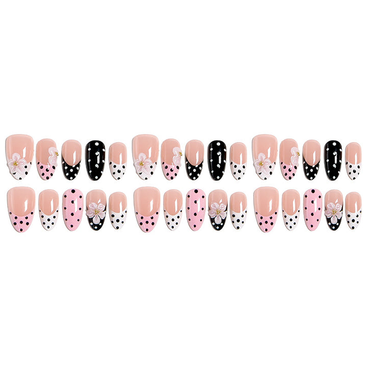 Kunstnagelset mit blumigen Akzenten und eleganten Punkten Karnz