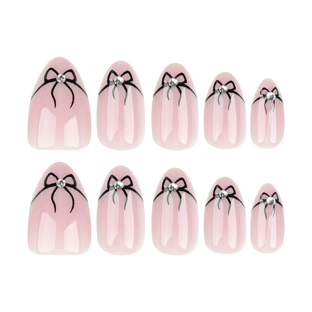 Kunstvolle Nagelkunst mit eleganten Schleifenmotiven Karnz