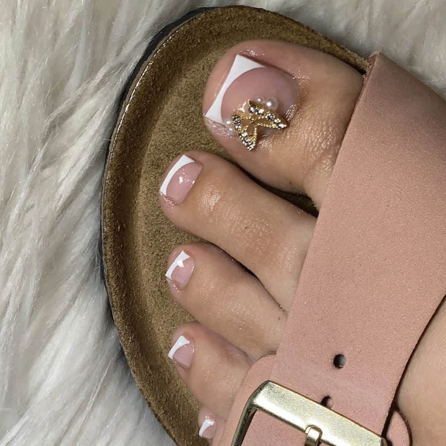 Luxuriöse Fußsandalen mit filigranen Akzenten Karnz