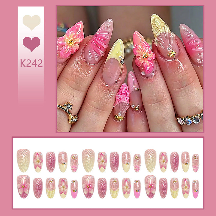 Kunstnagelset mit filigranen Blütenverzierungen und Glitzerelementen Karnz
