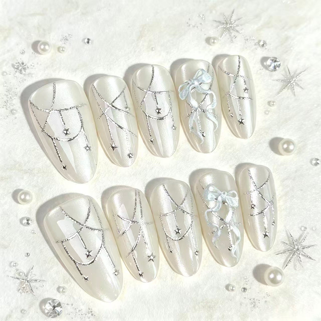 Dekoratives Press-On-Nagelset mit elegantem silbernem Design