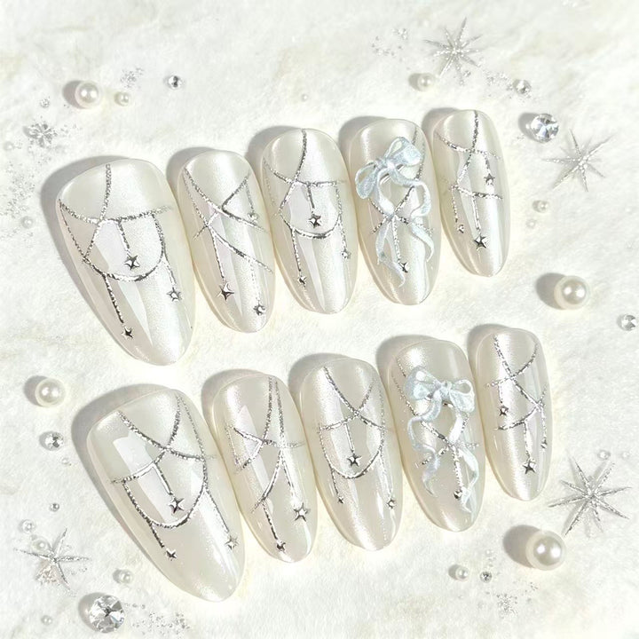 Dekoratives Press-On-Nagelset mit elegantem silbernem Design