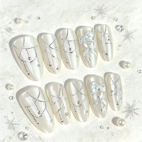 Dekoratives Press-On-Nagelset mit elegantem silbernem Design