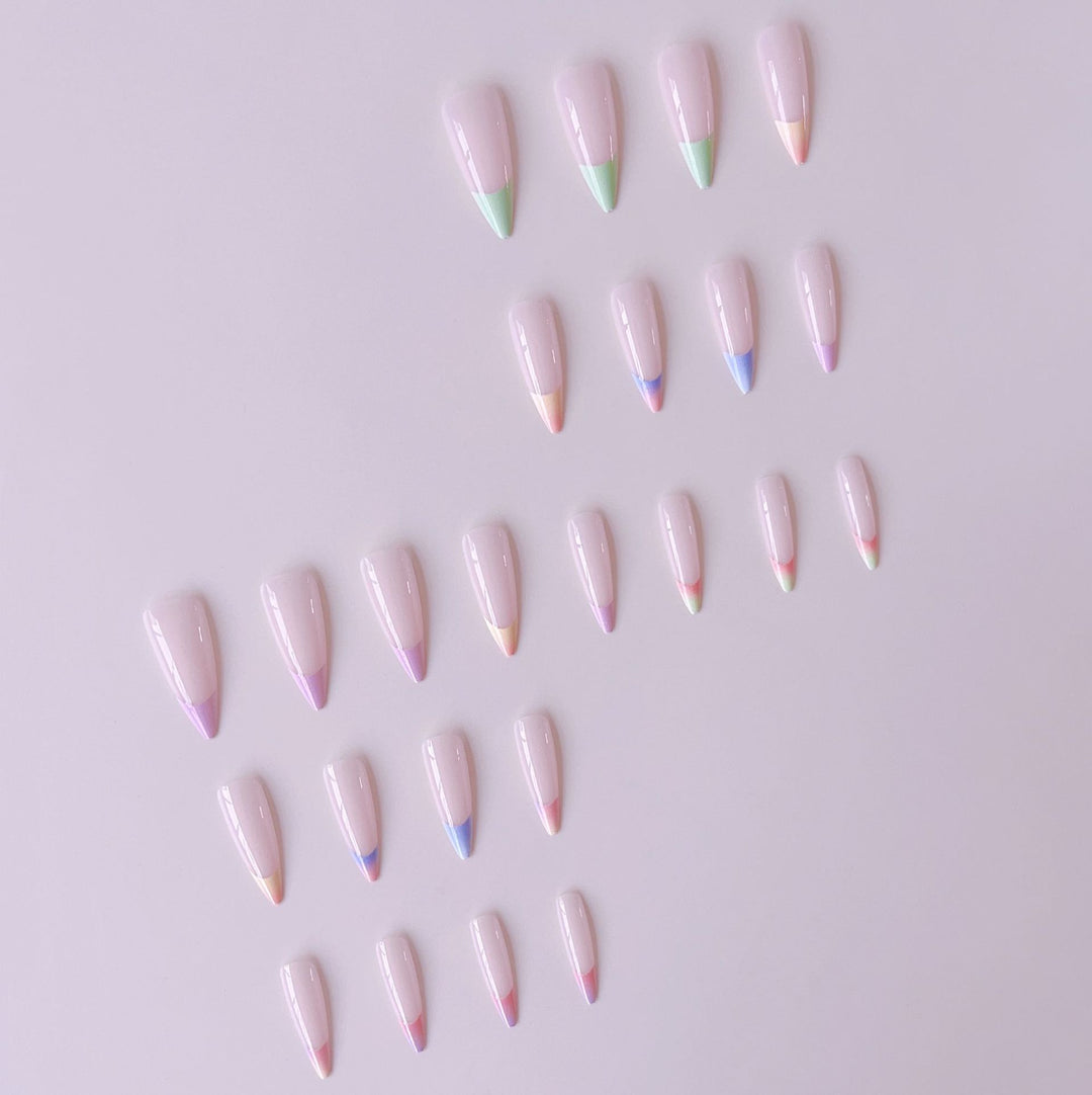 Kunstnagelset mit trendigem Farbverlauf und Glitzerakzenten Karnz