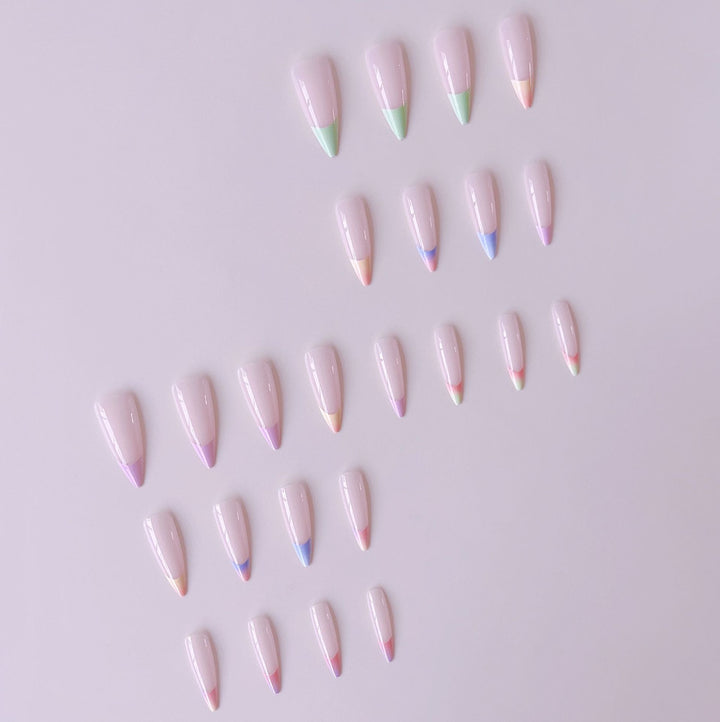 Kunstnagelset mit trendigem Farbverlauf und Glitzerakzenten Karnz