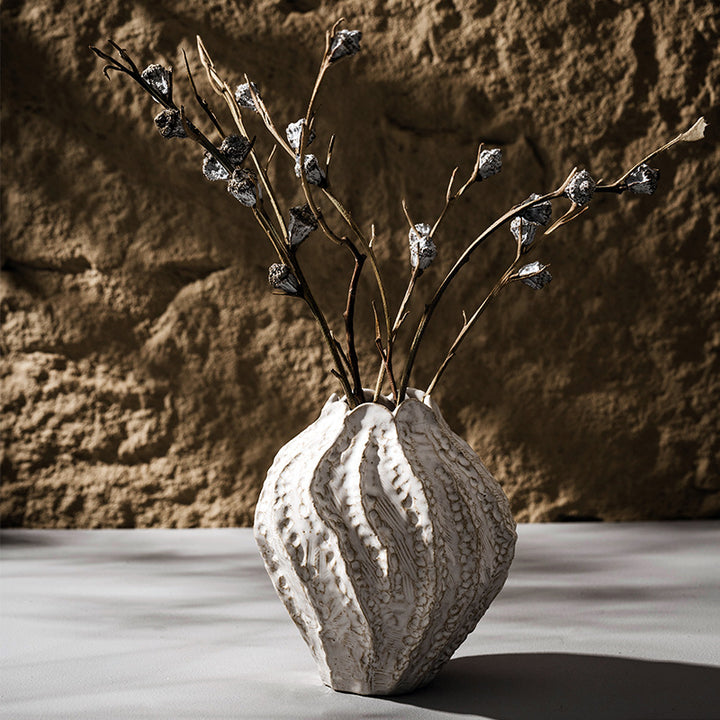 Dekorative keramische skulpturale Vase mit strukturiertem Rand und gewelltemRand